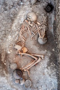 Bursa Aktopraklık Höyük’te açığa çıkarılan tarihöncesi mezarlardan, BEAN Projesi DNA veri tabanının oluşturulmasına katkı sağlamak için 40 örnek alındı.