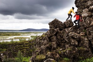 Thingvellir Milli Parkı jeolojik, kültürel ve tarihsel olarak İzlanda’nın en önemli yerlerinden. Orta Atlantik Sırtı’nın yükselip yüzeye çıktığı yer burası. Kayalardaki çift, Kuzey Amerika Plakası’nda yürüyor, vadinin karşı tarafı ise Avrasya Plakası. Aynı zamanda dünyanın faaliyetine kesintisiz olarak devam eden en eski parlamentosu Althingi de 930 yılında burada kuruldu ve 1798’e kadar burada kaldı.