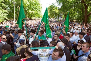 Sürgünden Dirilişe Nalçik’te her 21 Mayıs’ta büyük bir anma töreni düzenleniyor. Çarlık döneminde Kafkasya’nın fethinin yıldönümü olarak kutlanan 21 Mayıs, şimdi Çerkesler ve diğer Kafkas halkları için sürgün ve soykırımı anma günü.  Bu yıl ilk kez 21 Mayıs, Kabardey-Balkar Cumhuriyeti’nde tatil günü ilan edildi. Nalçik’in merkezi Lenin Caddesi trafiğe kapatıldı ve yürüyüş için tahsis edildi. Yeşil zemin üzerinde Çerkes boylarını simgeleyen 12 yıldız ve üç ok bulunan Çerkes bayrakları altında binlerce kişi yürüyüşe katıldı. Katılmaya çekinenler çok olsa da anma gününe ilgi her geçen yıl artıyor. Çerkes giysilerini kuşanmış bir çocuk elinde savaşın başladığı (1763) ve bittiği (21 Mayıs 1864) tarihleri gösteren bir şerit tutuyor. Anma gününü aynı zamanda Çerkes halkının diriliş günü olarak kabul edenler de var. 