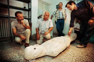 Şanlıurfa Yenimahalle’de bir yol inşaatı sırasında bulunan ve Neolitik dönem için ünik özellikler taşıyan heykel Atlas dergisi ile ilk kez ulusal ve uluslararası kamuoyuna duyuruldu. Mehmet Özdoğan da (soldan ikinci) heykeli yerinde inceleyenler arasındaydı. Fotoğraf: GÖKHAN TAN 