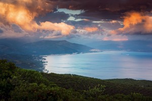 Bulutların Dansı Samanlı Dağları’ndan uzanan bulutlar ve Marmara sahilleri günbatımında görsel bir şölen sunuyor. Kuzeye bakan yamaçlar Karadeniz iklimi özellikleri gösterirken, Gemlik Körfezi yönü Akdeniz’e daha yakın bir iklime sahip. Değişken iklim koşullarına bağlı olarak bitki örtüsü de farklılaşıyor; Gemlik yönünde kızılçam, fıstıkçamı, meşe ve zeytinlikler hâkim türler haline geliyor.