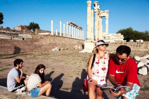 Antikçağın Gözdesi Pergamon, eski çağlarda Mysia bölgesinin önemli merkezlerinden biriydi. Kent, Pergamon Krallığı’nın başkentiydi. Pergamon’da ilk araştırma ve kazı çalışmalarına 1878’de başlandı. Kazılar ve onarım çalışmaları günümüzde de sürüyor. Bergama Akropolü yerli ve yabancı turistler için bir çekim merkezi.