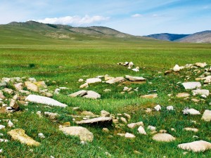 Bugut Yazıtı’nın çıkarıldığı kurgan alanı Moğolistan’da, etrafı dağlarla çevrili bir coğrafyada. Kurgan alanının ön tarafında Türklerin “balbal” adını verdikleri sıralı taşlar yer alıyor.