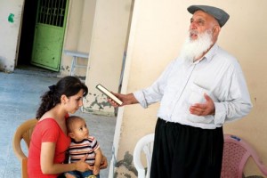 Ziyaretgâh ve makamlara, sadece dua edenler, dilek dileyenler gelmiyor. Yola çıkacak olan, yeni evlenen, araba alan, askere giden herkes makam ya da ziyaretgâhtan destur alır. İşi rast gelsin diye yakarır. Şifa bulmak isteyenler için de ziyaretgâh ve makamlar başlıca kapıdır. Hatay-Harbiye’deki Yusuf El-Hekim ziyaretgâhında bir Alevi seyhi dua ediyor. Çocuğuyla makama başvuran anne ise sağlıklı bir gelecek diliyor.