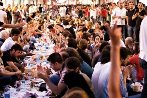 Antikapitalist Müslümanlar ve Devrimci Müslümanlar, başından beri Gezi direnişinin içindeydiler. Ramazan nedeniyle ve onların çağrısıyla başlayan “Yeryüzü iftarları”nın ilki İstiklal Caddesi’nde gerçekleşti. Her siyasal görüşten ve her inançtan on binlerce insan, cadde boyunca yere serilen sofralarda, yanlarında getirdikleri yiyecekleri paylaşarak iftar açtılar. Galatasaray Meydanı’ndan polisin TOMA’larla kapattığı Taksim Meydanı’na kadar uzanan iftar büyük bir yankı yarattı ve sonraki günlerde Türkiye’nin her yerinde ve hatta yabancı ülkelerde aynı ad altında düzenlendi.