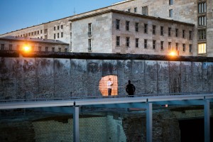 Duvardaki Gedikler Berlin Duvarı 1961’de, 12 Ağustos’u 13’üne bağlayan gece örüldü; 9 Kasım 1989’da yine bir gecede yıkıldı. İkinci Dünya Savaşı’ndan sonra batıya kaçışı engellemek için Sovyetler Birliği ve Doğu Alman yöneticilerinin bulduğu bu çözüm, duvarın batı yanında kalanlar için utanç, doğu tarafını yönetenler için ise vahşi kapitalizme karşı örülen bir set anlamı taşıyordu. Doğuda kalanlar yıllar içinde duvarı sabırla deldi. Yaklaşık 5 bin kişi bu deliklerden batıya kaçmayı başardı. Kimi kenti ikiye bölen Spree Nehri’ni yüzerek aştı, kimi de yeraltı tünelleriyle özgürlüğe adımını attı. Doğu Almanya, 1989’da duvarın artık kaçışları engellemeye yetmediğini fark edince yıkma kararı aldı.