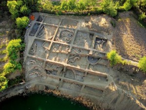 Havadan  Gusir Höyük Gusir Höyük’te kazı alanının en üst kesiminde açığa çıkarılan yapı kalıntıları yerleşim düzeni hakkında fikir verir. Burada köşeleri yuvarlatılmış, kareye yakın planlı merkezi bir yapı ve ona eklemlenmiş dikdörtgen planlı mekânlar görülmektedir. Bu görünümü ile adeta bir yoncayı andıran yapılardan merkezdekinin çapı 10 metreyi bulur. Büyüklüğü kadar, küçük mekânlardan merkezdeki yapıya geçişlerin olması bu yapının özel bir işlevi olduğunu düşündürür. Mekânın içindeki dikilitaşlar da bu görüşü destekler. Göl kenarında, teraslar halinde yapılan kazılar, Gusir Höyük’te farklı zamanlara tarihlenen birçok tabakanın olduğunu ortaya koyar. Bu tabakalar yuvarlak planlı yapılardan dörtgen planlı yapılara geçişin izlenebildiği örnekler barındırmaktadır. 