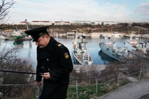 Kırım’ın ikinci büyük şehri Akyar (Sivastopol), eşsiz coğrafi konumu ve 8 kilometrelik doğal limanıyla stratejik bir konuma sahiptir. Bu yüzden Sovyetler Birliği zamanında en önemli deniz üssüydü. Bugün de Rus ve Ukrayna donanmaları tarafından kullanılıyor ve bölge yarı askeri bir nitelik taşıyor. Şehir aynı zamanda Ruslar ve Ukraynalılar tarafından çok rağbet edilen bir tatil merkezi. Sivastopol 1853-1856 tarihleri arasındaki Kırım Savaşı’nın en kanlı muharebelerinin gerçekleştiği yerdi.