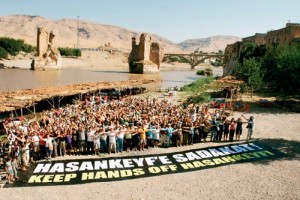 Atlas ve Doğa Derneği ilk kez Ağustos 2005 yılında tren ile Hasankeyf’e Sadakat yolculuğu düzenledi. Daha sonra değişik aralıklarla bu yolculuklar sürdü. Sadakat treni en son Ağustos 2010’da Hasankeyf’teydi. Yolculuklardan biri de Eylül 2007’de yapıldı ve katılanlar Dicle önünde pankart açtılar.