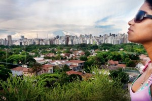 Sao Paulo, 5 bin 600’den fazla gökdeleniyle “yüksek bina” sıralamasında New York ve Hong Kong’un ardından dünya üçüncüsü. Şehir merkezinin dışında yoğunluk daha düşük, buralarda az katlı ve bahçeli konutlar da uzanıyor.