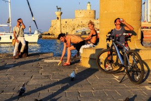 Rodos’un Geyikleri Rodos kentinde Mandraki bölgesinin sahili biraz soluklanmak için ideal. Buradaki yeni pazar, liman, cadde boyunca dizili kamu binalarının çoğu, çeşmeler, anıtlar İtalyan döneminin eserleri. Mandraki Limanı da faşist İtalyan yönetimi tarafından düzenlemiş ve limanın girişine iki kurt heykeli konmuştu. Ada 1947’de Yunanistan’a bağlandığında kurtlar yerini Rodos’un sembolleri olan geyiklere bıraktı.