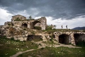 Kentin  Surları Niksar Kalesi kentin bulunduğu yamacın üzerinde yer alıyor. Roma döneminde inşa edilmiş. Surlarının uzunluğu altı kilometreyi aşıyor. Yakın zamana kadar kullanılan kale çeşitli dönemlerden izler taşıyor.