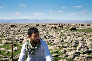 Karadağ’ın izolları Diyarbakır’ın Çınar ilçesi köylerinde yaşayan İzol aşireti mensupları geçimini çoğunlukla hayvancılıktan sağlıyor. Çınar çevresindeki köylerin coğrafi yapısı, volkanik Karacadağ’ın püskürttüğü lavlardan dolayı taşlık bir görünüme sahip.