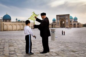 Eski Taşkent Taşkent’teki önemli dini yapılar “Eski Taşkent” olarak bilinen bölümde bir arada; 10. yüzyılda Bizans imparatoruna şiirsel üslupla yazdığı mektupla bilinen Hazreti İmam'ın türbesi, en eski Kuranıkerim yazmalarından birinin bulunduğu Muki-Mübarek Cuma Camii, Barak Han Medresesi büyük bir meydanı çevreliyor. Meydan, Taşkent halkının nefes aldığı, hoşça vakit geçirdiği hareketli bir yer.