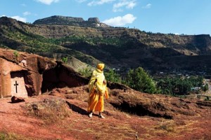 Etiyopya’nın kuzeyinde Lasta Dağları arasında yer alan Lalibela şehrine gelen Hıristiyan hacılar bölgedeki tarihi kiliseleri gün içinde dolaşarak ibadet ediyorlar.