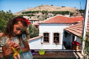 Antik Gelir Bergama’nın merkezinde birçok bina restorasyon yapılarak pansiyona dönüştürülüyor ve antik kentin çevresinde yaşayan insanlar geçimlerini turizmden sağlıyorlar.