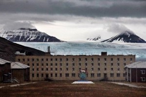 Hiçbir sakini olmayan Pyramiden şehri, Svalbard’ın Spitsbergen Adası’nda. Nordenskiold buzullarının dibine 1910 yılında İsveçliler tarafından kurulan şehir, 1927 yılında Sovyetler Birliği’ne satıldı. Svalbard, 1920 tarihli anlaşmaya göre Norveç toprağı ama “serbest ekonomik bölge” statüsüyle özel bir anlaşmanın tarafı olan diğer ülkeleri de çekiyor. Sovyetler, bu madenci yerleşimine Kuzey Kutbu’nda var olmak gibi stratejik nedenlerle büyük önem vermişti ama daha sonra madenleri zarar eden şehir 1998 yılında tamamen terk edildi.