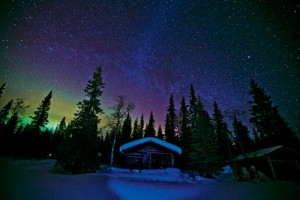 Gecenin İçinde Kiruna bölgesindeki göllerden bir diğeri de Sautusjarvi. Bu gölün çevresinde kuzey ışıklarını seyretmeye gelen ziyaretçilerin kullandığı ahşap kulübeler bulunuyor. Ormanın sessizliğinin ve yıldızlı gecenin içinde bu renk gösterisine tanık olmak unutulmaz bir deneyim.