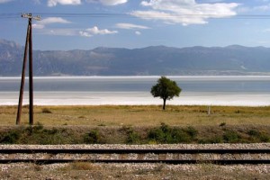 Denizli - Afyonkarahisar demiryolu hattı Çardak ilçesinden, Acıgöl yakınlarından da geçiyor. Demiryolu hattının ahşap traversleri onlarca yıl zamana meydan okuyor; içerdikleri kimyasallar sayesinde bozulmadan günümüze kadar gelebiliyorlar. 