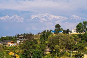 Dünyanın Tacı Nepal’in güneyini boydan boya Büyük Himalayalar çevreler. Dünyanın en yüksek 10 zirvesinden altısı Nepal sınırları içinde yer alır. Ülkenin neresinden bakılırsa bakılsın muhteşem karlı doruklar, bıçak gibi sırtlar büyülü bir taç gibi uzanır. Her yıl dünyanın dört bir yanından yüz binlerce dağcıyı, doğa tutkunlarını, maceraperestleri, gezginleri bir mıknatıs gibi çeken zirvelerin başında ise 8 bin 848 metre ile Everest gelir. Kançençunga 8 bin 586 metre ile üçüncü, Makalu 8 bin 462 metre ile beşinci, Dhaulagiri 8 bin 167 metre ile yedinci, Manaslu 8 bin 156 metre ile sekizinci ve Annapurna 8 bin 091 metre ile onuncu zirve olarak sıralamadaki yerini alır. Ayrıca Himalayalar’ın Tibet’e bakan kısmında, Nepal sınırında yer alan Cho Oyu, Sisha Pangma, Makalu, Lhotse gibi 8 bin metrenin üzerindeki zirvelerle, bu bölge dünyanın tacı unvanını hak eder. Katmandu Vadisi’nin bazı noktalarından bu zirvelerin çoğunu görmek mümkün.