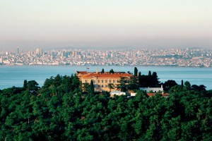 Kapalı okul Heybeliada’daki Ruhban Okulu,  Papaz Dağı’nda (Ümit Tepesi)  809 yılında Despotlar Manastırı olarak kurulduğundan beri adından hep söz ettirmiştir. Bir dönem kütüphanesinde biriktirdiği el yazması eserlerle Hıristiyan dünyasını etkileyen Ruhban Okulu uzun yıllardır kapalı duruyor.