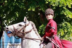 Çerkesler için at yoldaş gibidir. Atı sadece binmek için yetiştirirler ve sadece aygırlara ve iğdiş edilmiş atlara binerlerdi.