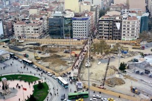 Taksim Meydanı çevresindeki inşaat çalışmaları tartışmaları da beraberinde getirdi. Proje tamamlandığında meydan yayalaşacak, araç trafiği yeraltına inecek.