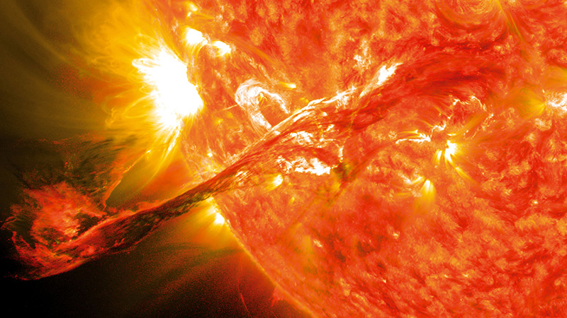 NASA’nın 2012’nin ağustos ayında çektiği fotoğrafta, güneşte meydana gelen patlamalar saptandı. Güneş patlamalarıyla uzaya atılan yüksek enerjili parçacıklar çok hızlı bir şekilde dünyaya doğru ilerleyebiliyor. Yeni bilimsel çalışmalar, manyetik kalkanın dünyayı korumadaki rolünü açık bir şekilde gösteriyor.