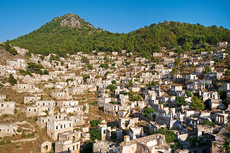 Kaynaklarda “Levissi” veya “Karmylassos”  adıyla geçen Kayaköy, Fethiye ilçe merkezinin güneyinde. Çok etkileyici bir görünümü bulunan yerleşim, Türkiye ile Yunanistan arasındaki nüfus mübadelesi sonucu terk edilmiş. Kayaköy’de büyük ve küçük kilise ile birlikte 14 şapel bulunuyor. Fotoğraf: Tolga Sezgin