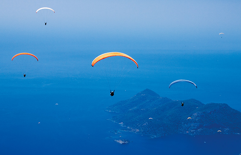 Fethiye ilçe merkezinin güneydoğusundaki Babadağ, yamaç paraşütü tutkunlarının gözde adreslerinden. Fotoğraf: Kerem Yücel