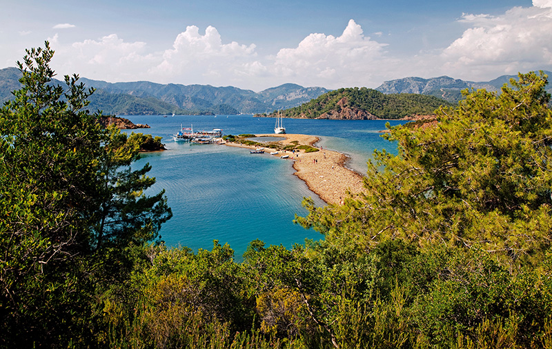 İrili ufaklı, yassı, sivri birçok ada ve adacık, “Yassıca Adaları” adı altında Göcek Koyu’nda toplanmış. Göcek Limanı’na en yakın bağlama yeri olan bu doğa harikası, yaz aylarında Göcek ve Fethiye’den gelen tur teknelerinin uğrak yeri. Fotoğraf: Cüneyt Oğuztüzün