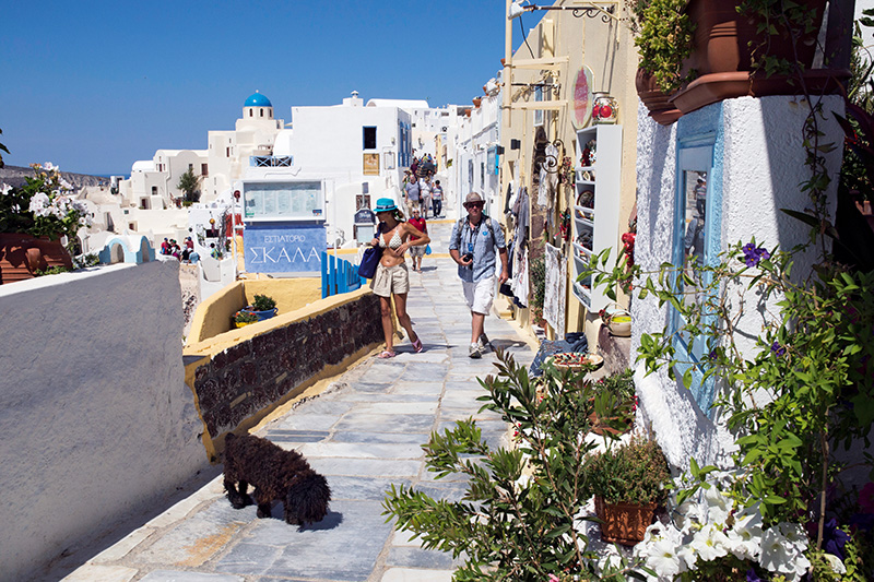 Santorini’nin dar sokakları, leziz yemekler yapan restoranlar, butikler, kafeler ve hediyelik eşya dükkânlarıyla dolu.