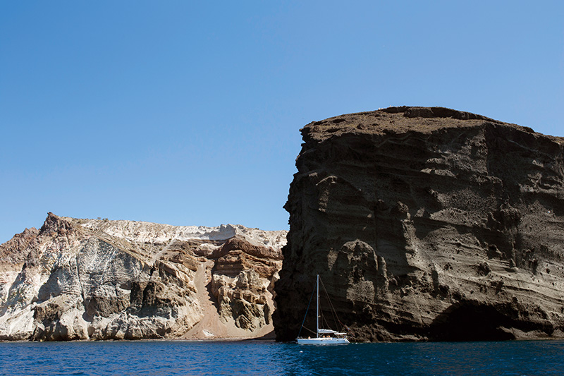 Santorini’nin volkanik yapısı ve kaya oluşumları turistlerin büyük ilgisini çekiyor.