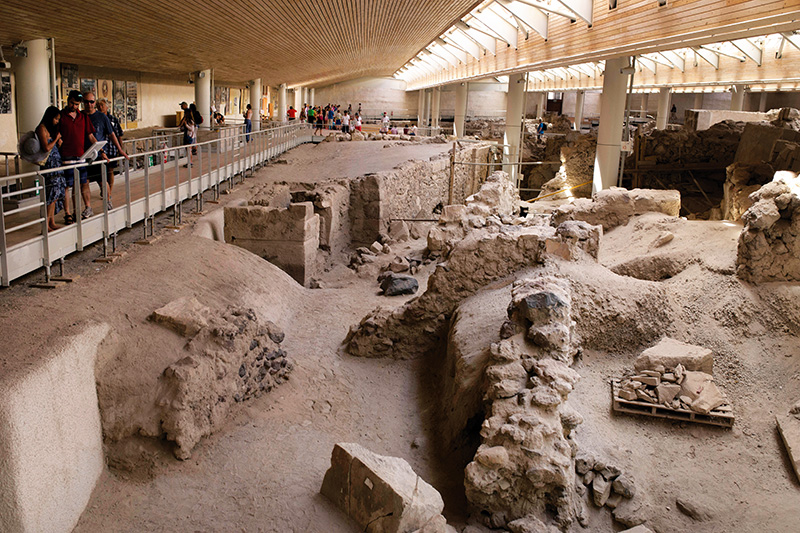 Minos yerleşimlerinden biri olan Akrotiri antik kentinde ilk yerleşimin İÖ 5000 yıllarında olduğu tahmin ediliyor. 