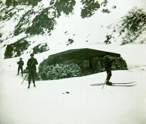 Antarktika’daki ilk sabit yapı olan Omond House, 1903 yılında Laurie Adası’nda İskoç araştırmacılar tarafından yapıldı.